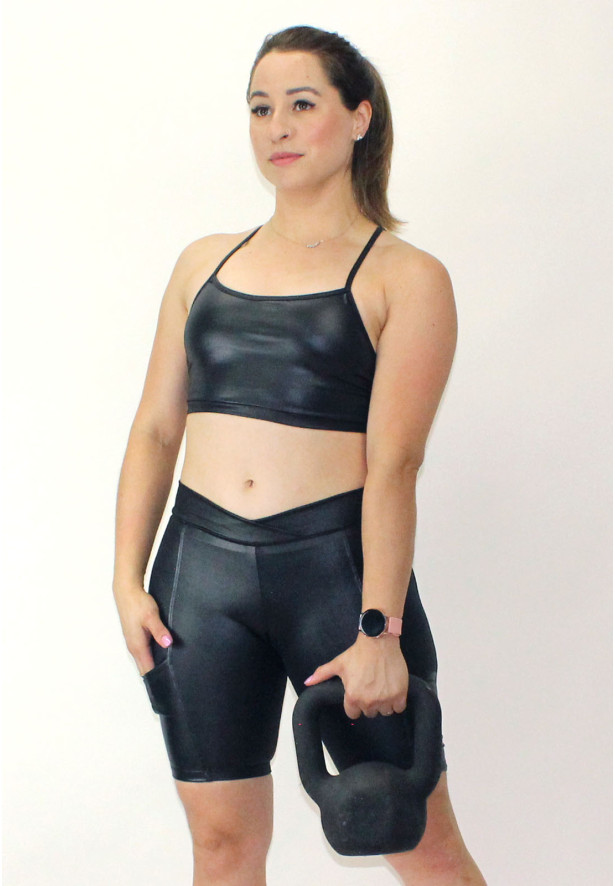 Conjunto fitness topkini e bermuda com bolso cirre preto