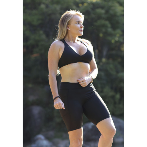 Conjunto fitness top tiras bermuda com bolso preto